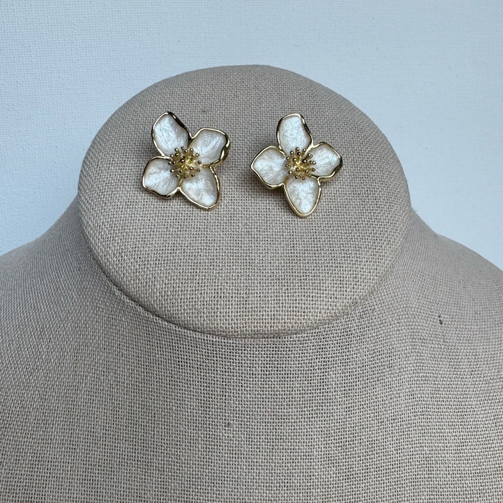 Elegant White Pearl Floral Earrings - Picture 2 of 3